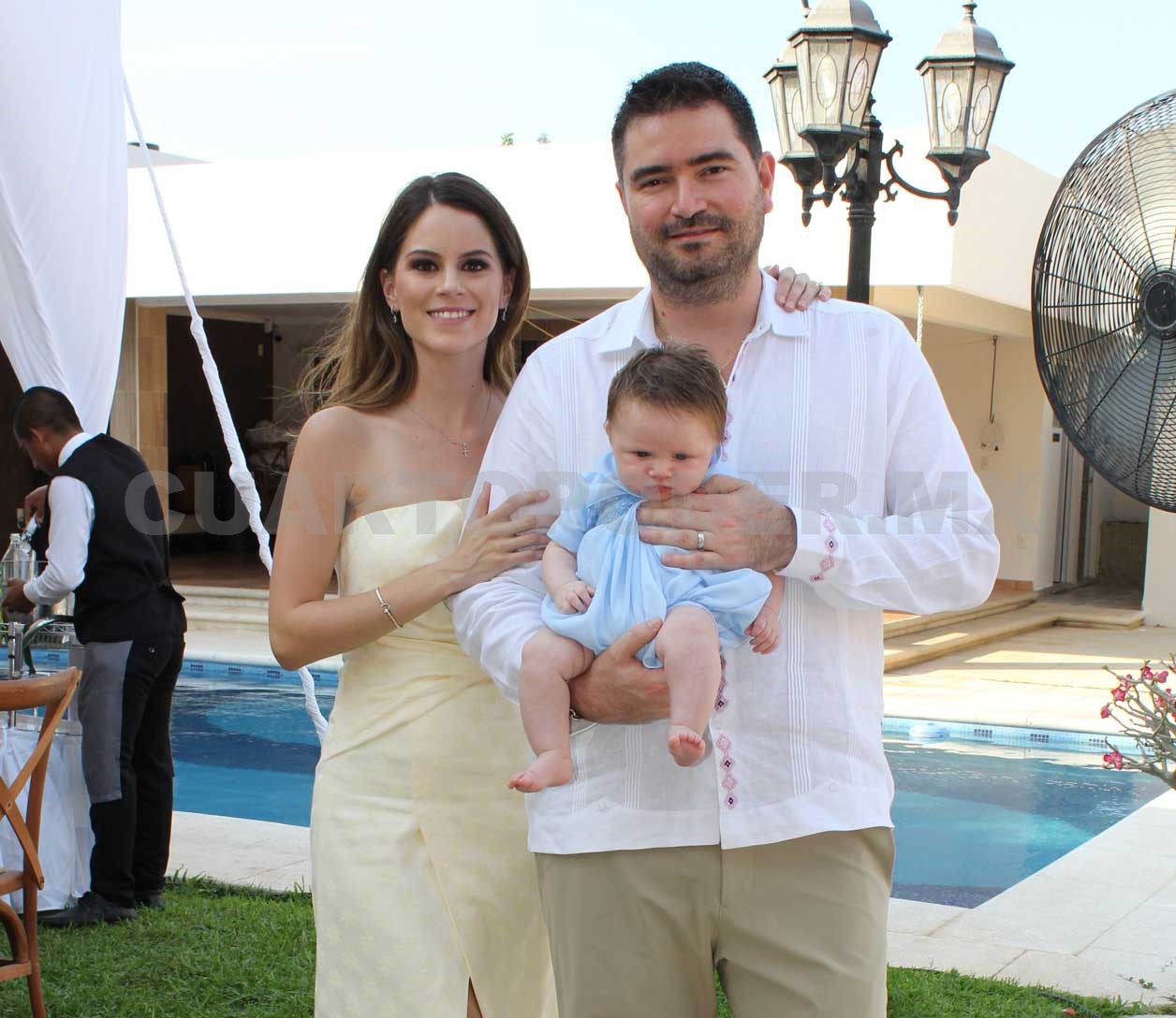 Luis recibió el agua bendita