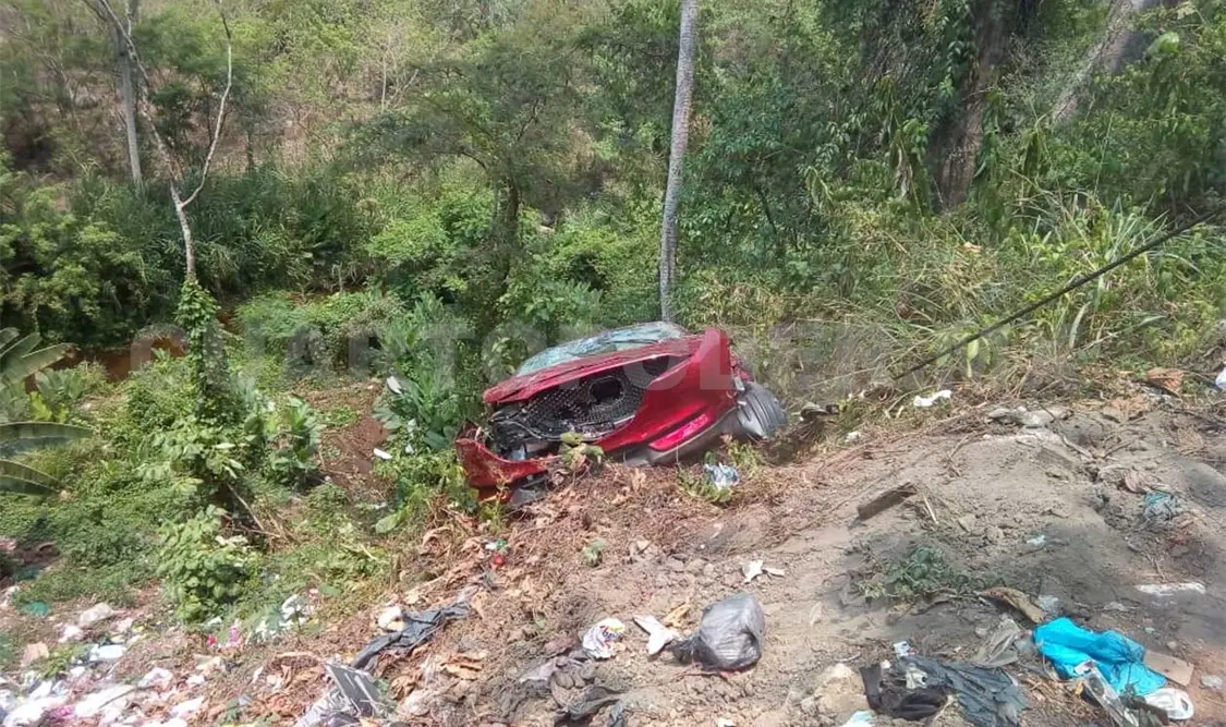 Encuentran camioneta en barranco