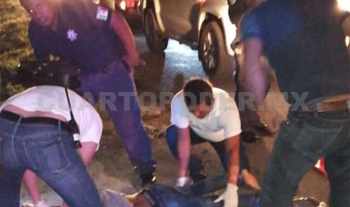 Atropella a dos jóvenes y se da a la fuga