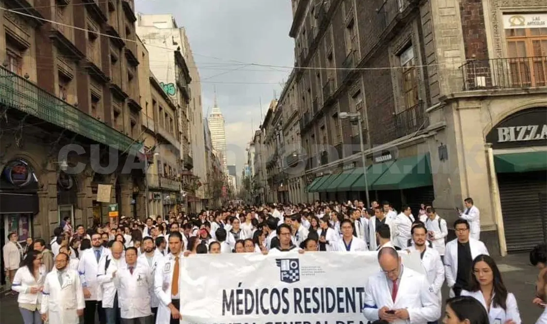 Médicos residentes marchan por retraso en pagos