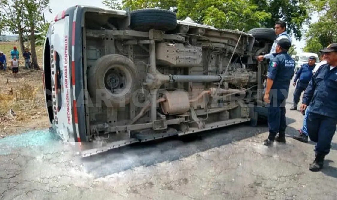Tres lesionados en choque de colectivo contra tractor