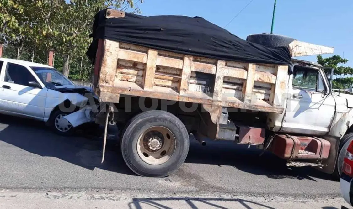 Se queda dormido e impacta a volteo