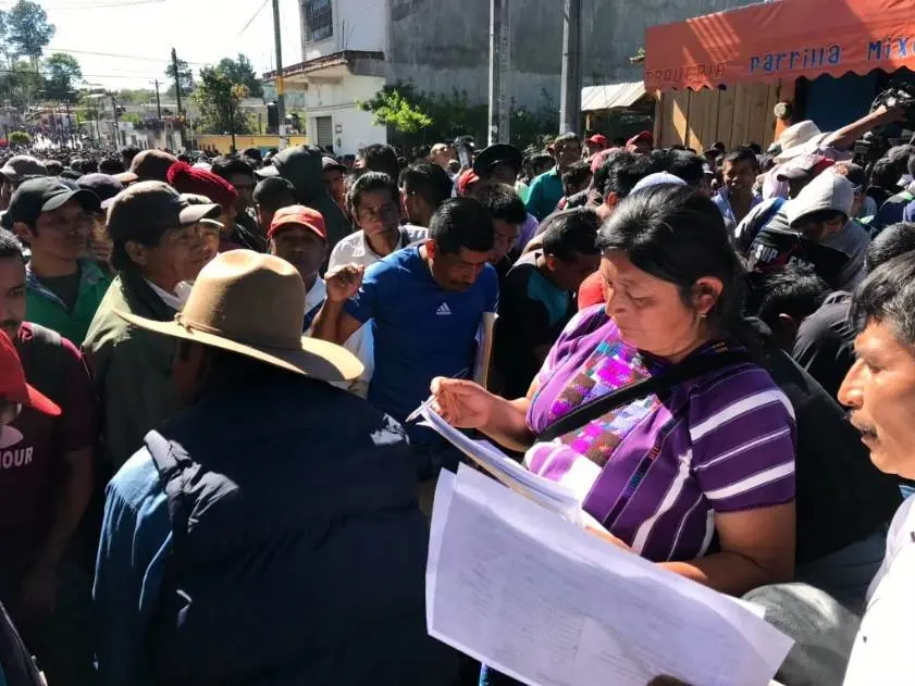 A unas horas de las votaciones ciudadanos continúan arribando a la plaza central