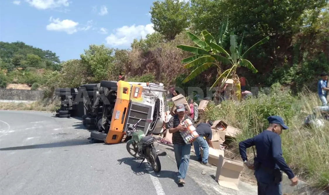 Vuelca tráiler y evitan saqueo