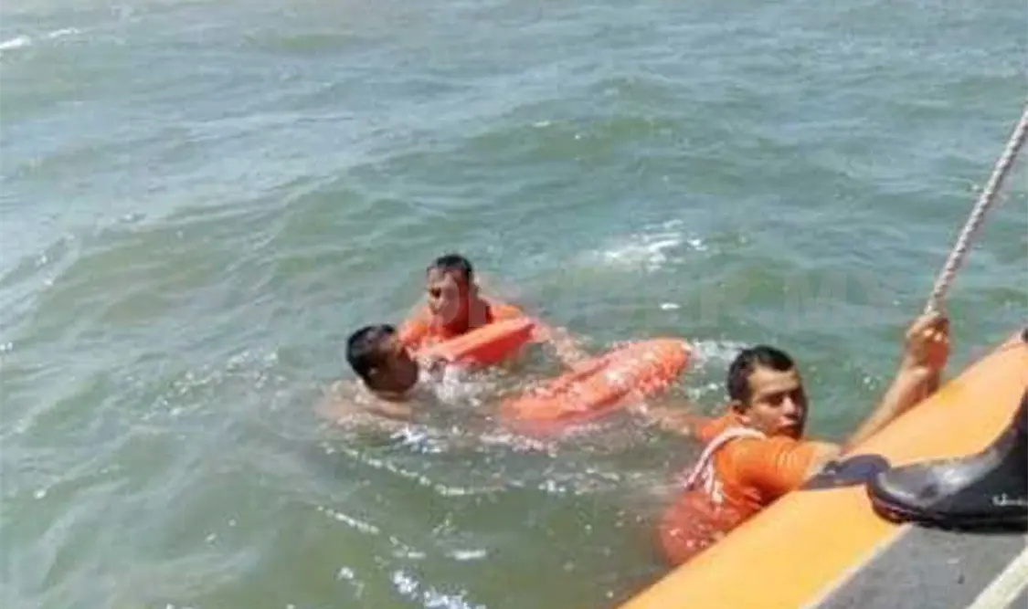 Rescatan a tres de morir ahogados