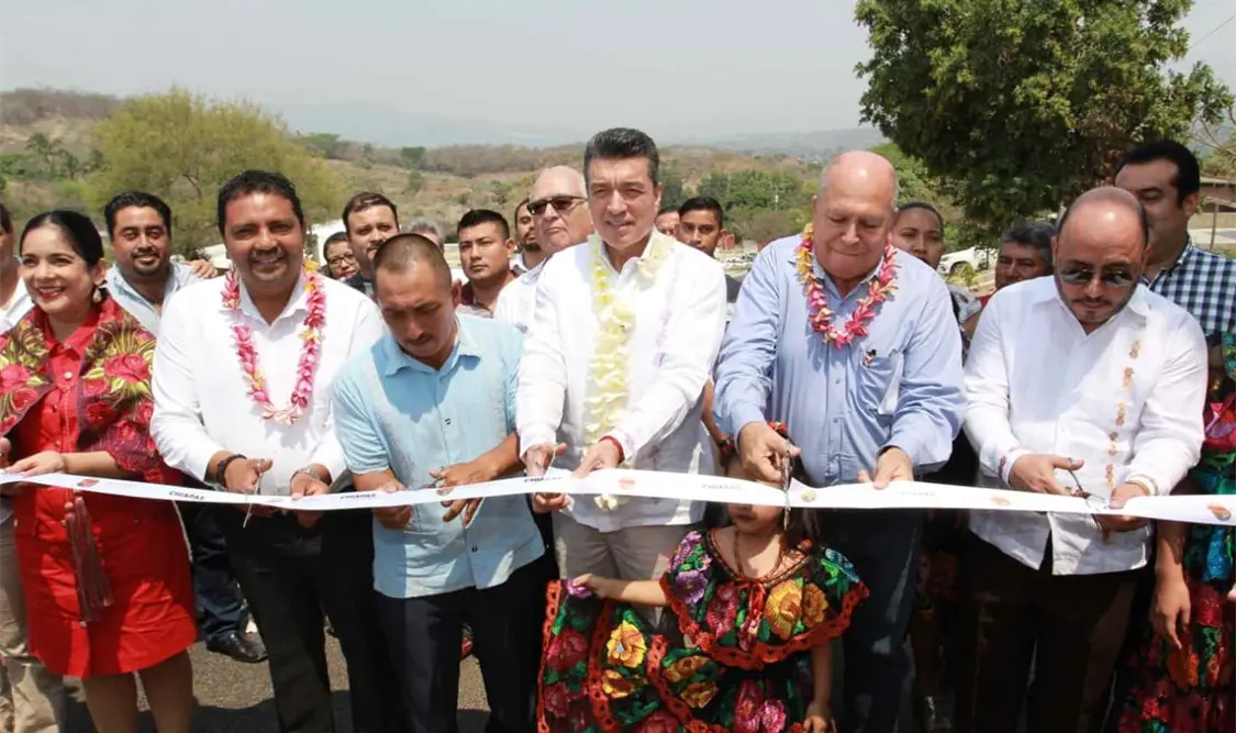 En Chiapa de Corzo, el gobernador inauguró la rehabilitación del tramo carretero Ribera Amatal. CP