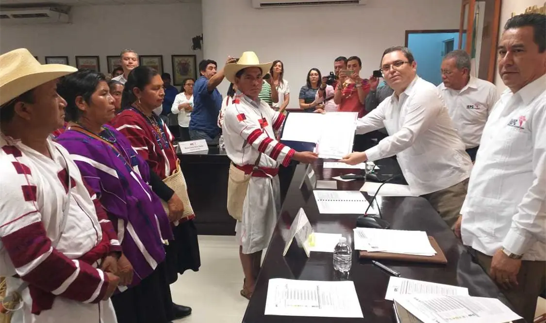 El consejero presidente del IEPC hizo entrega de la constancia de mayoría. Adolfo Abosaid / CP