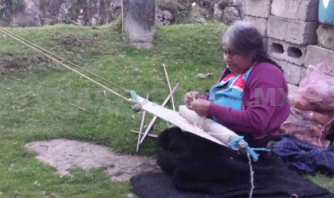 Presentan Mujer que teje en tsolsil
