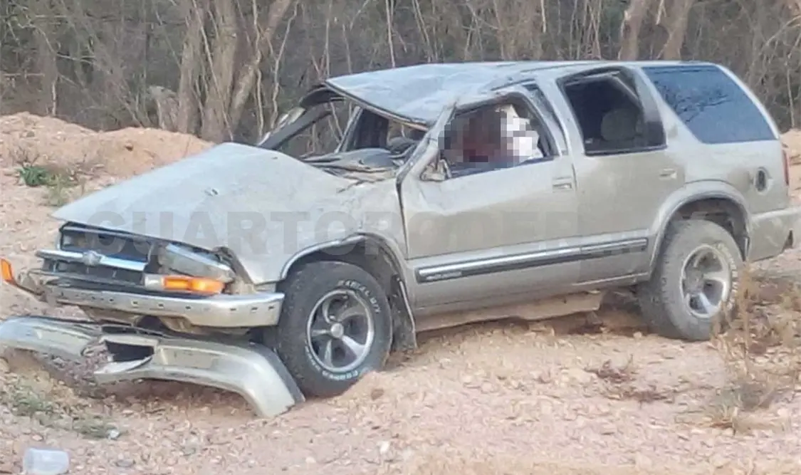 Familia se accidenta en camioneta