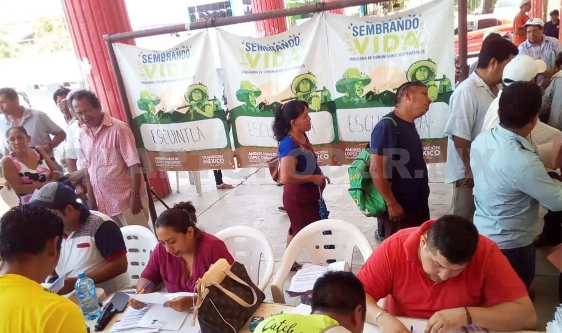 Entregan tarjetas de apoyo a campesinos