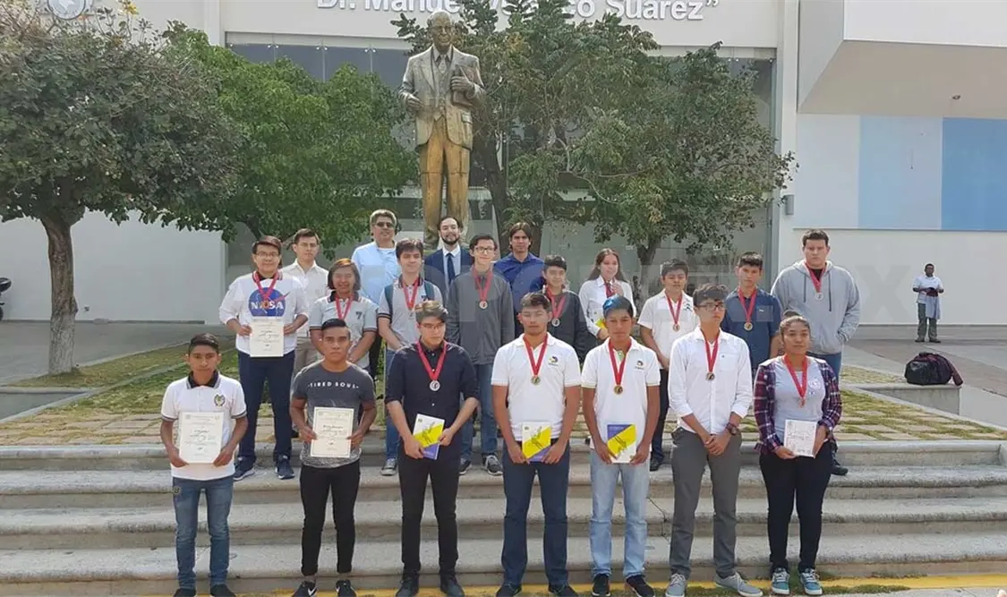 Entregan medallas a jóvenes destacados