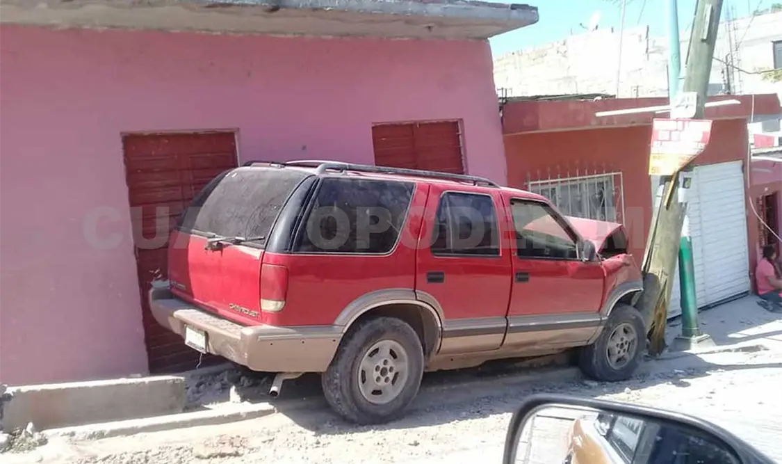 Acelerado conductor se estrella contra poste