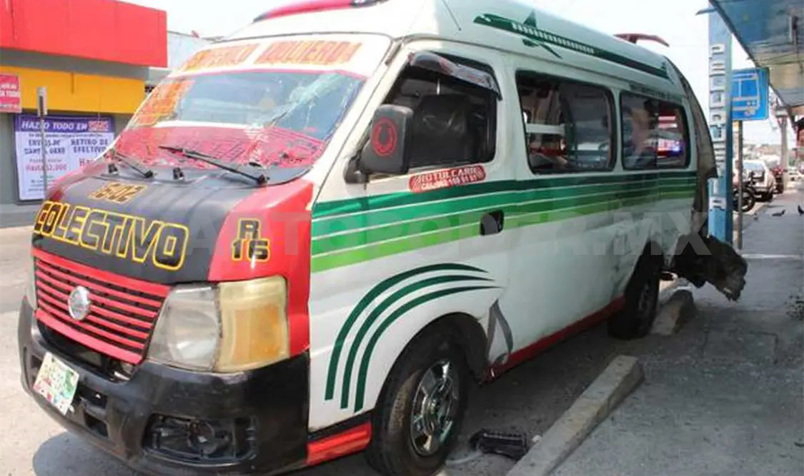 Colectivo sin frenos volcó y provocó daños