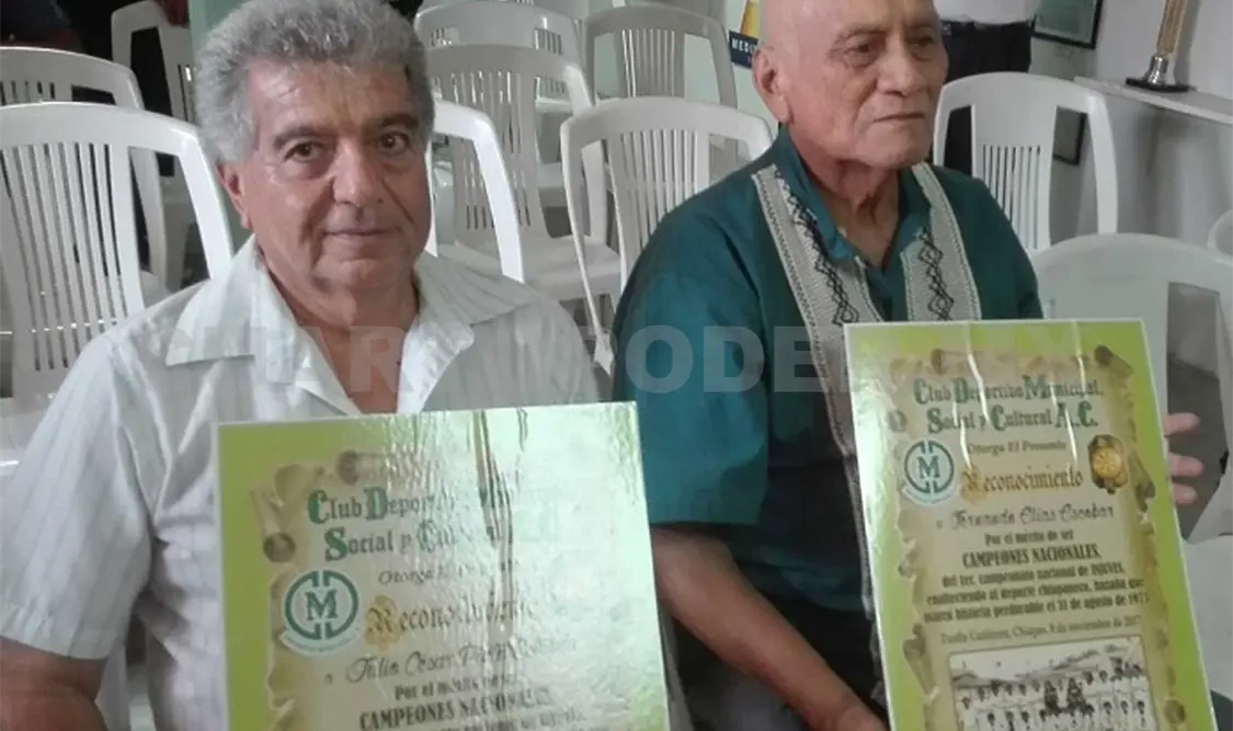Reconocen a dos exfutbolistas campeones