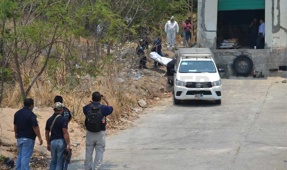 Policía estatal aparece muerto en lote baldío