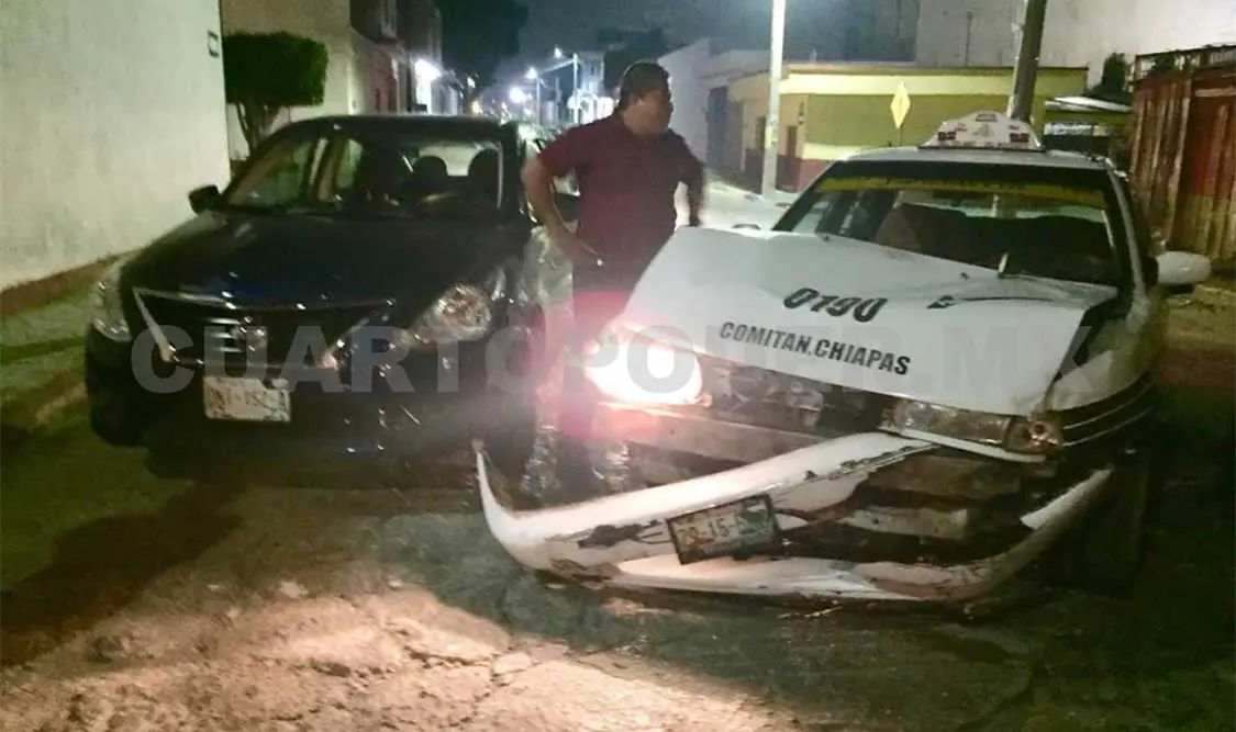 Fuerte choque de taxi y particular; sólo daños