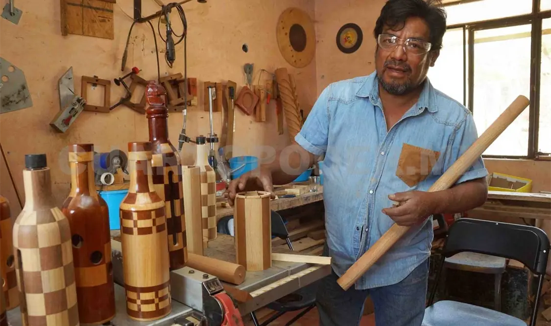 Alfonso Martínez se inició hace más de una década en la elaboración de objetos de madera y ahí también nació el bastón de mando que le fue entregado al presidente Andrés Manuel López Obrador durante su visita a la Sierra Juárez, en marzo pasado. El Universal