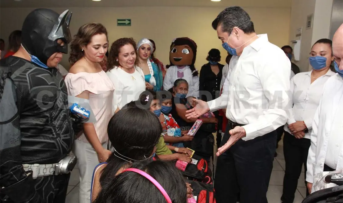 Visita Rutilio Escandón a pacientes del Pediátrico