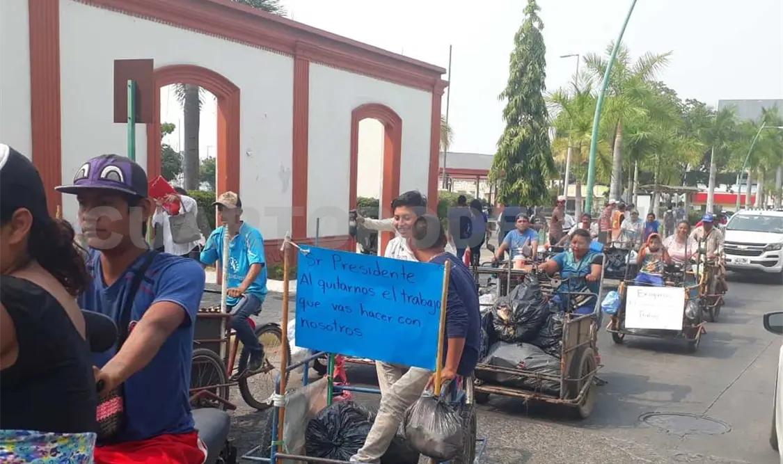 Cabildo causa riña entre policías y tricicleros