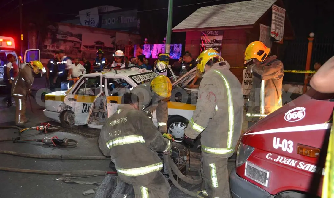 Taxista queda prensado al estrellarse en un porte