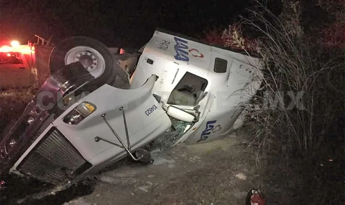 Vuelca tráiler con 30 toneladas de leche