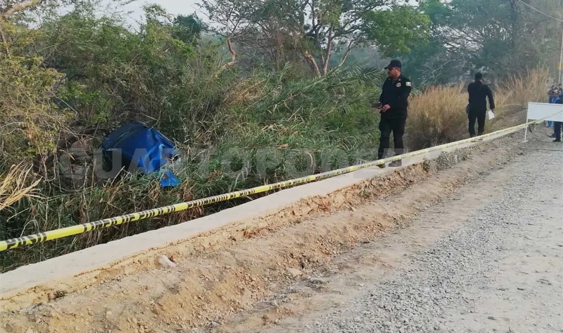 Fallece hombre al sufrir una aparatosa volcadura
