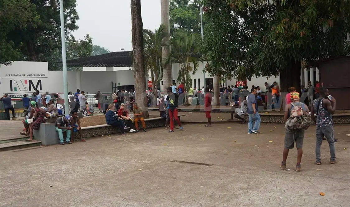 Cubanos retan a autoridades; deportan a 93 de ellos