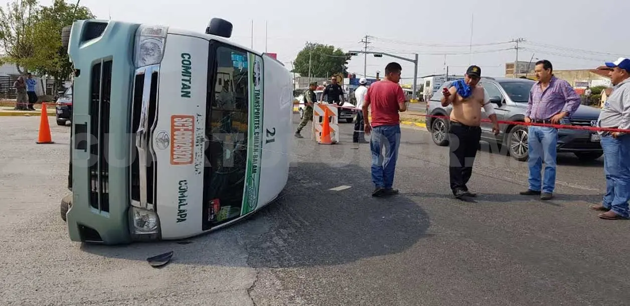 Cuatro lesionados al volcar un colectivo
