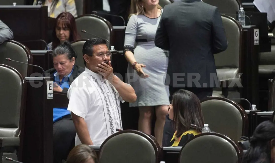 Revocan expulsión del diputado Charrez