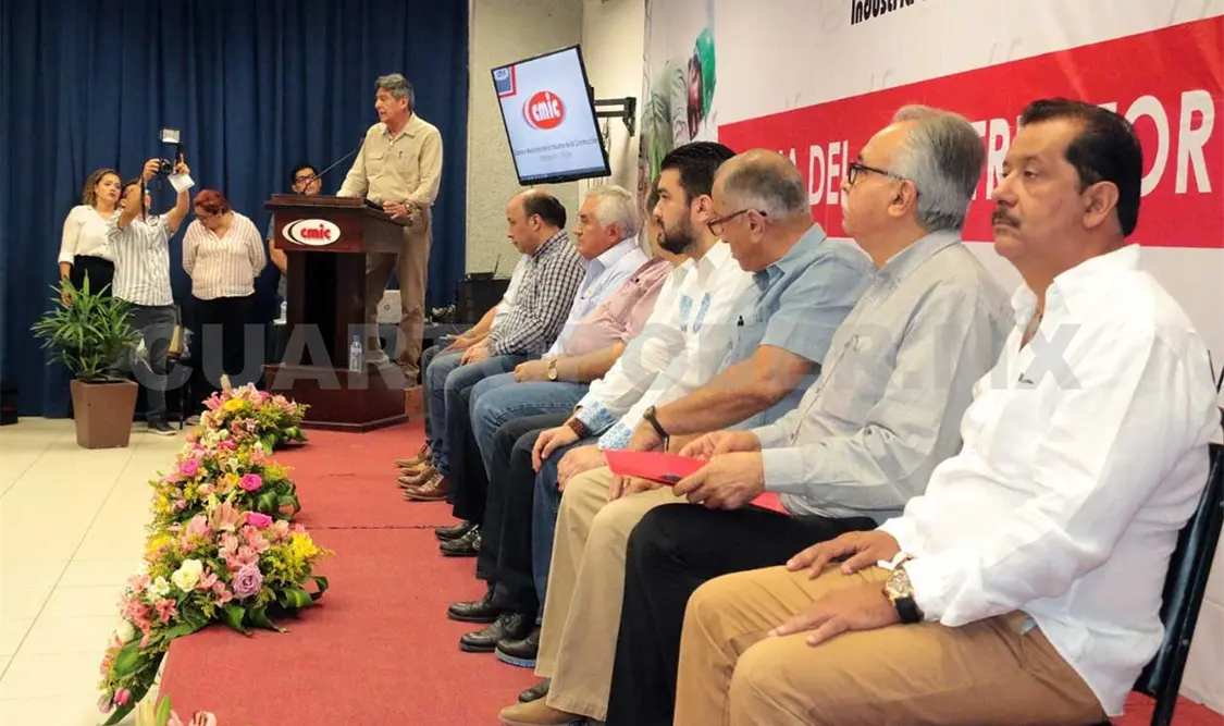 Carlos Morales asiste a Expoferia del Constructor