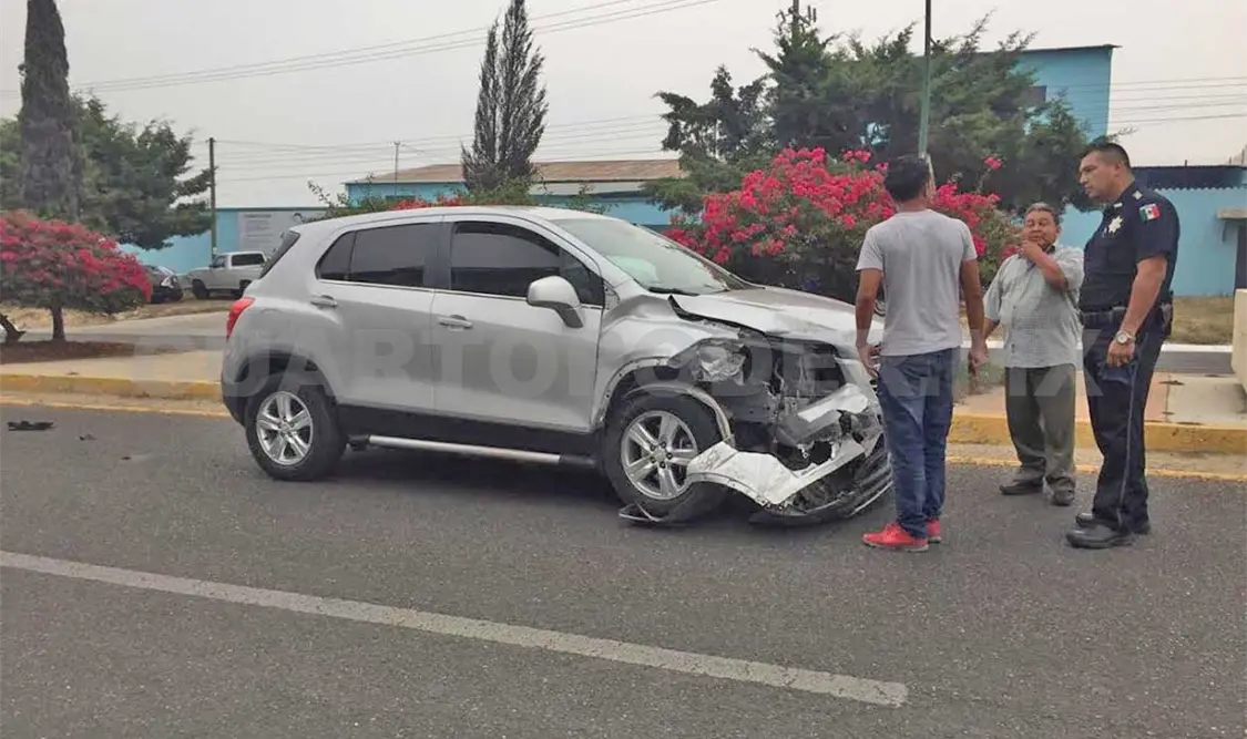 Tsuru es embestido por camioneta en bulevar