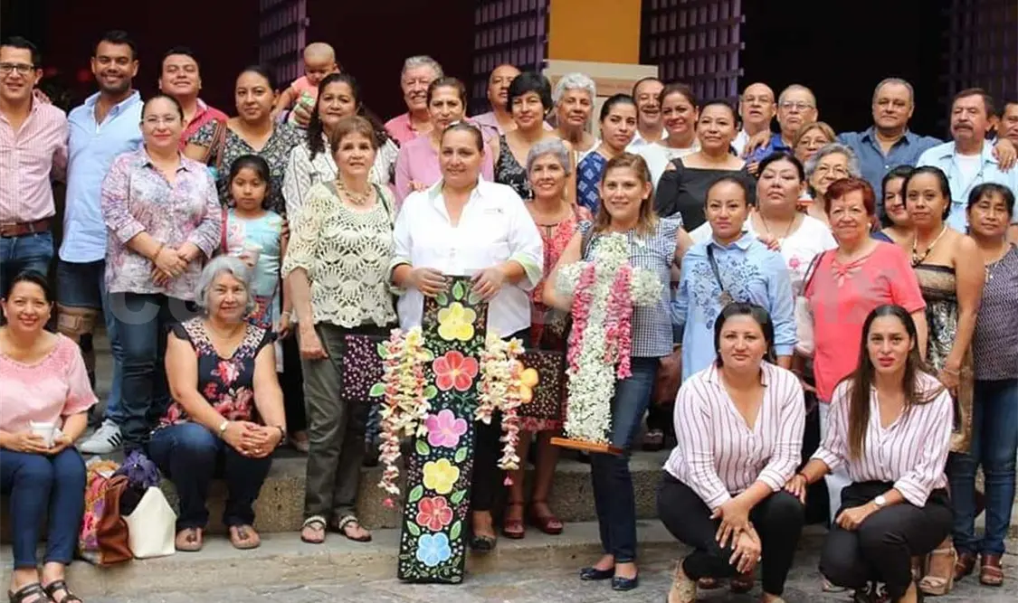 La Santa Cruz es adornada con flores y papeles de colores, para posteriormente ser colocada en lo alto de una obra en construcción. William Chacón / CP