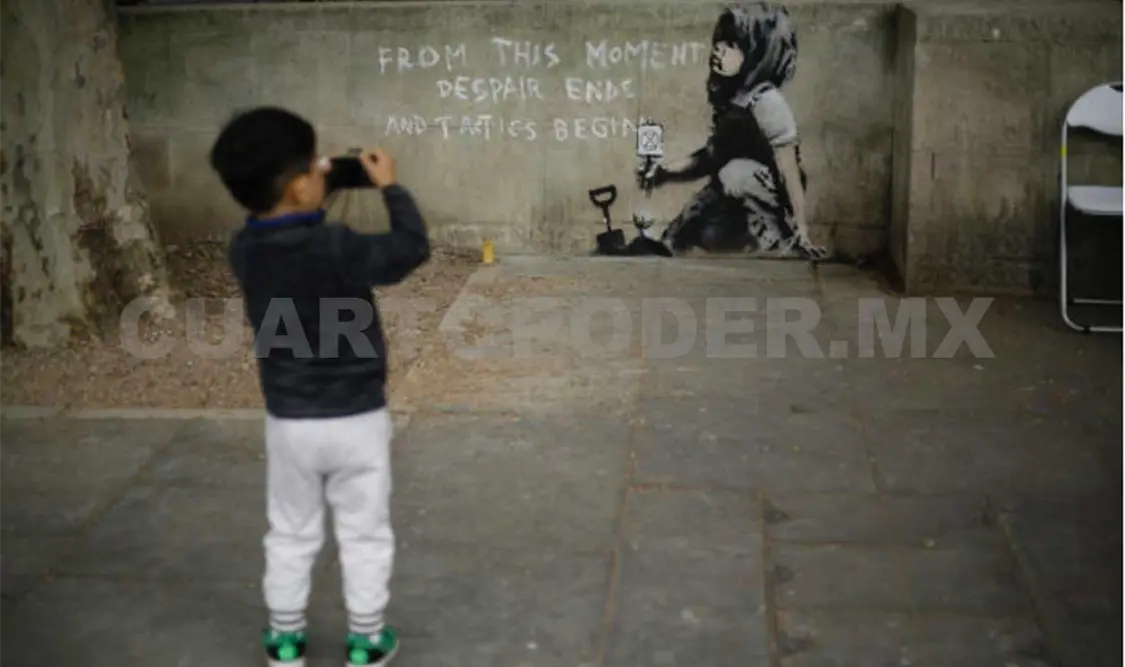 El mural, que podría ser de Banksy, en una pared donde se había colocado el campamento de los manifestantes. Cortesía