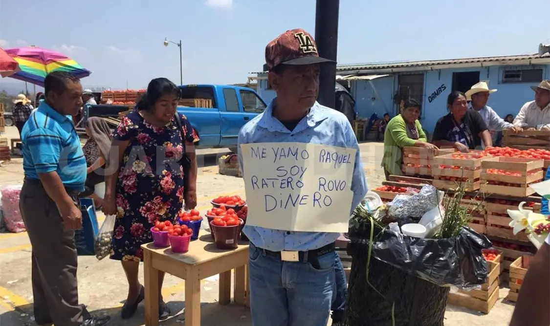 Policías llegaron a rescatarlo pero los locatarios lo impidieron, ellos mismos lo trasladaron a la Fiscalía para su consignación. Flor Cordero / CP