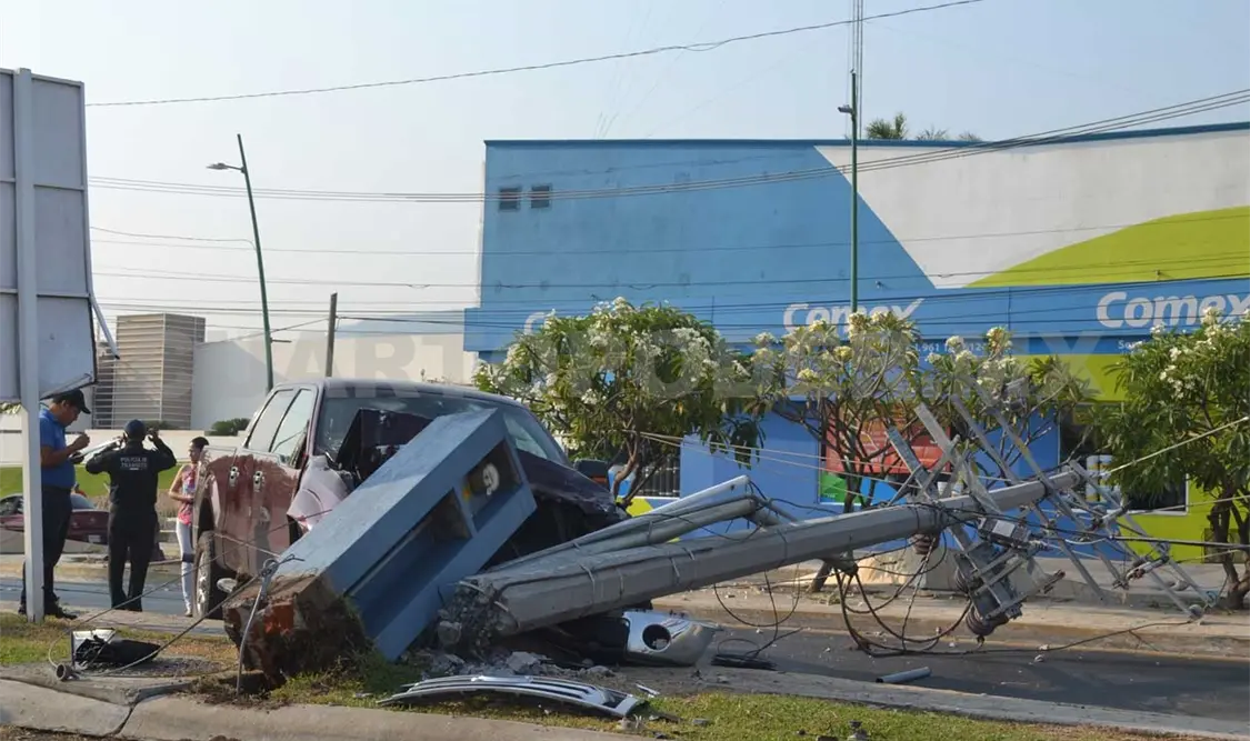 Dos postes quedaron derribados a consecuencia del accidente automovilístico y el conductor fue hospitalizado. Rafael Cabrera / CP