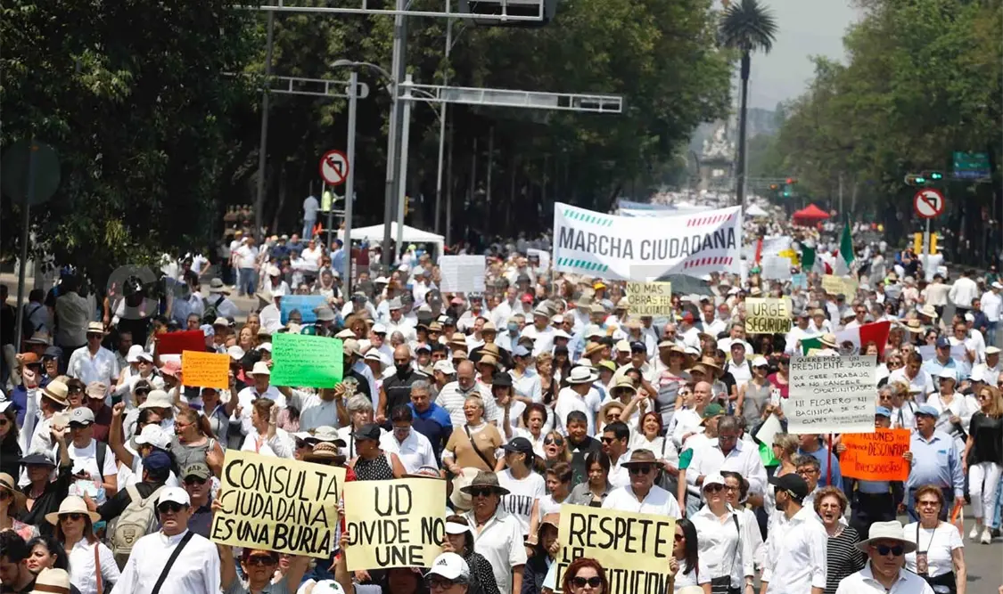 Miles protestan contra López Obrador