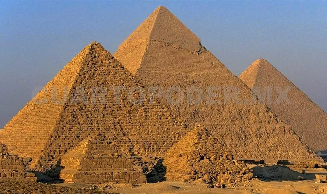 Joven egipcio escaló la Pirámide de Giza