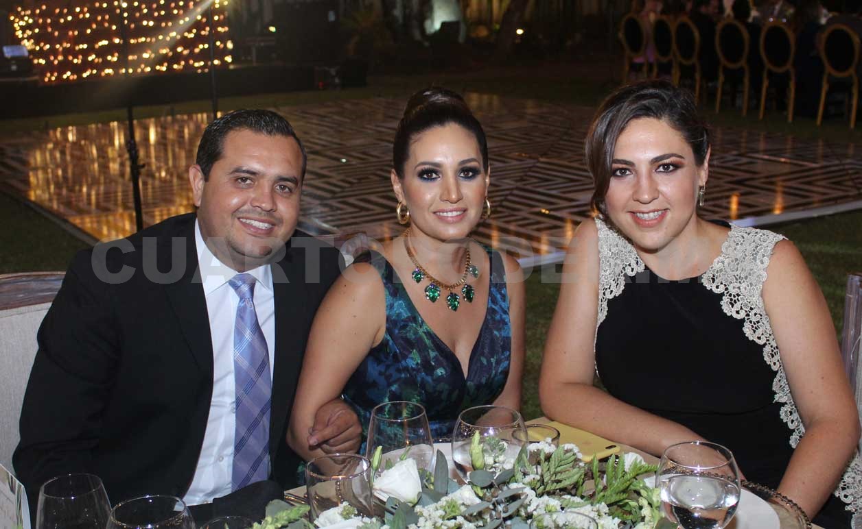 Caminaron juntos al altar