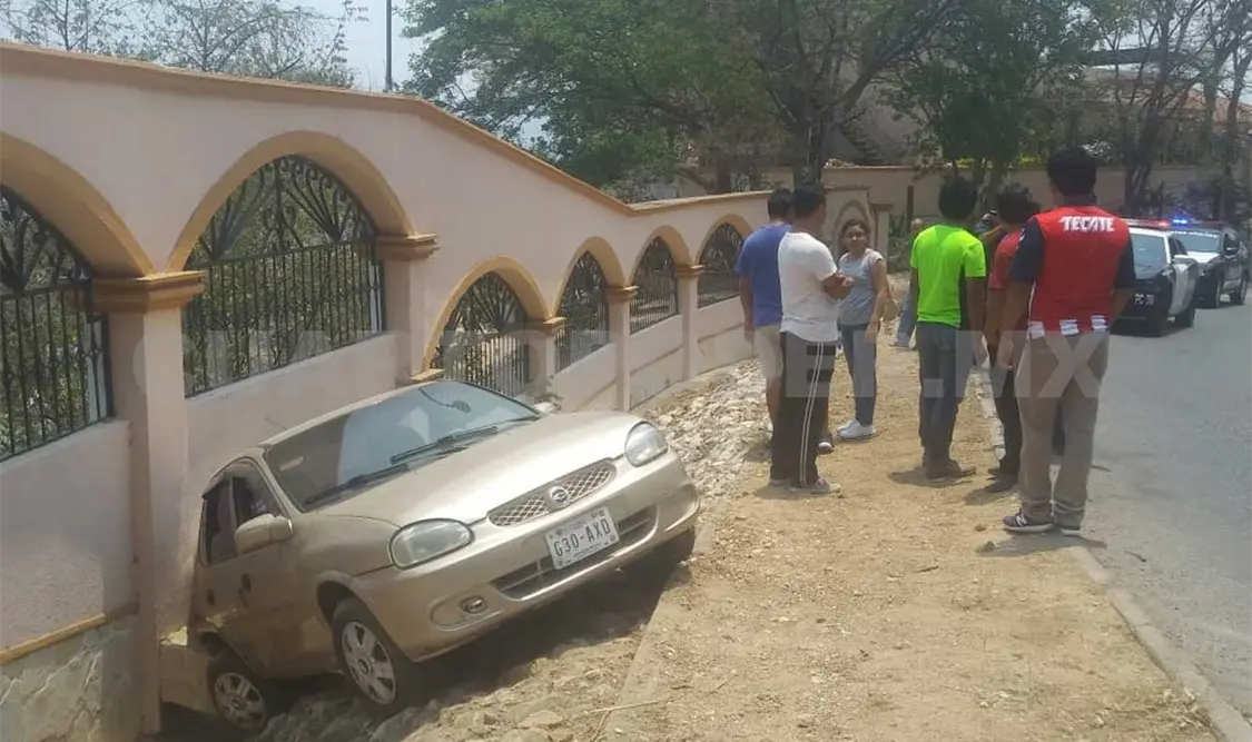Vehículo sale de carretera y queda en un barranco