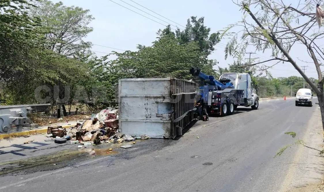 “Coloso” vuelca y deja basura en la carretera