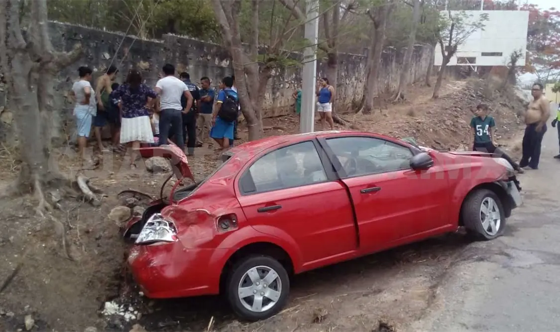 Vehículo vuelca y deja a una menor lesionada