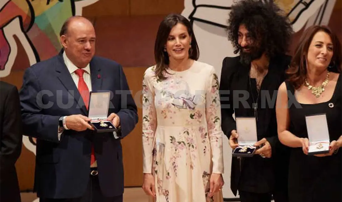 Entregan medalla de oro a CRM