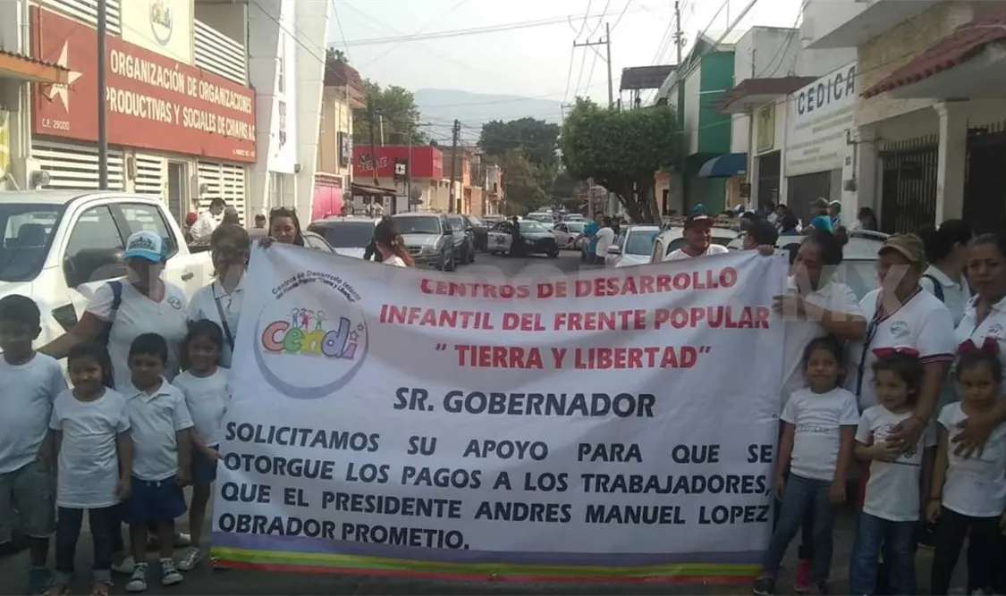 Maestros de Cendi, marchan y piden pago de 11 meses