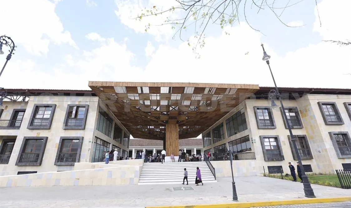 Padres de familia toman unidad administrativa