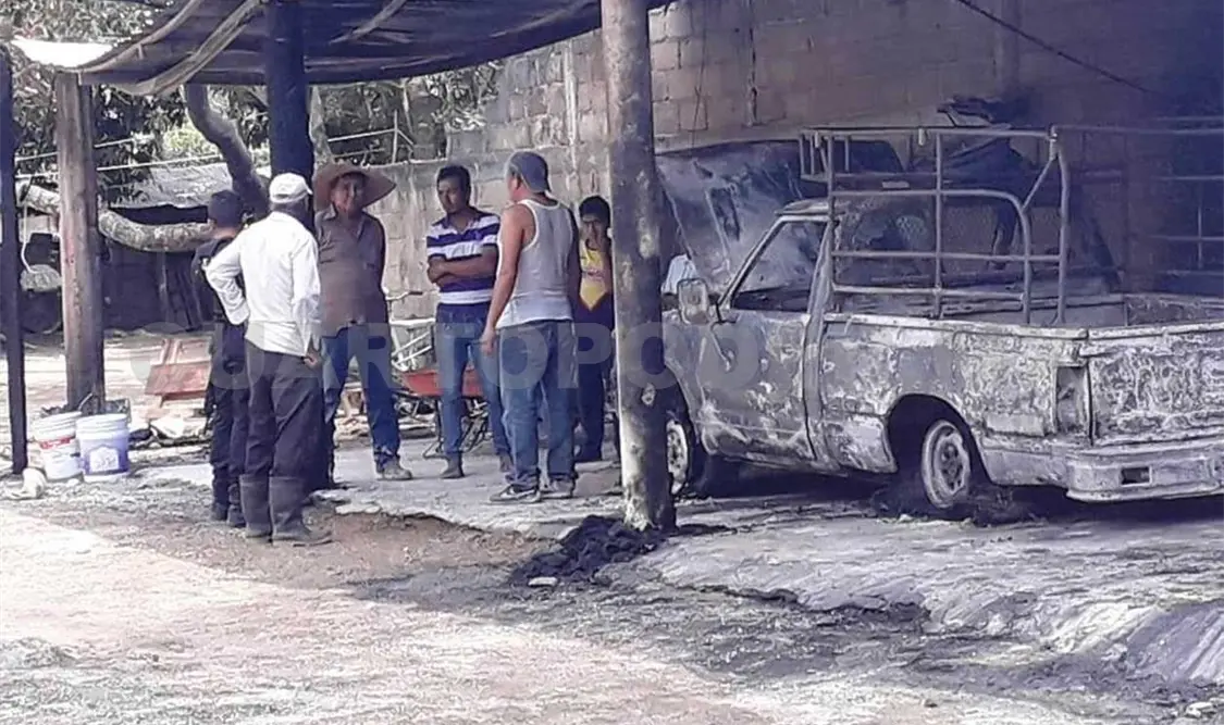Incendio de casa deja en cenizas Pick up