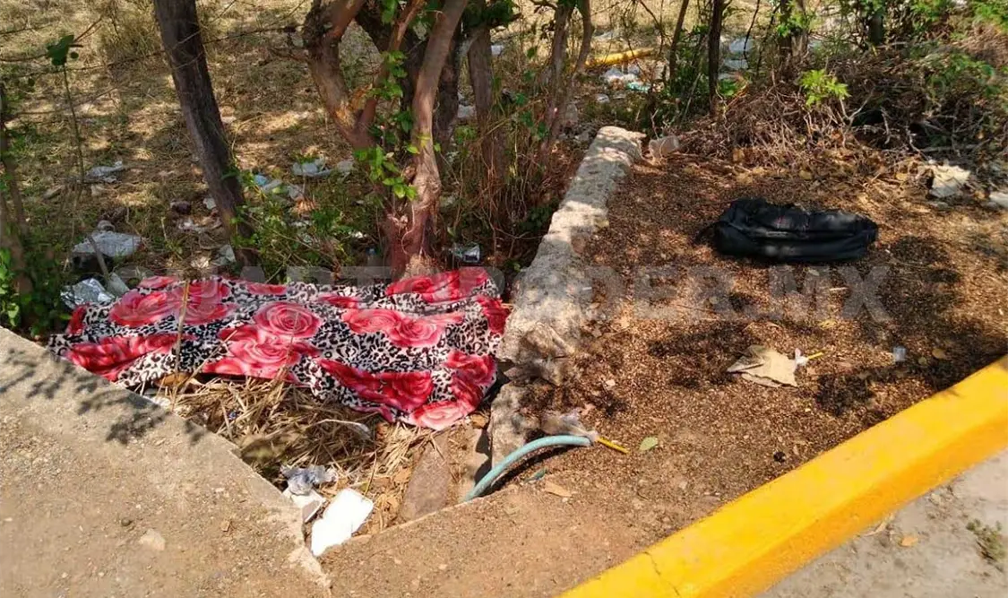 Ejecutan a sujeto a la orilla de la carretera