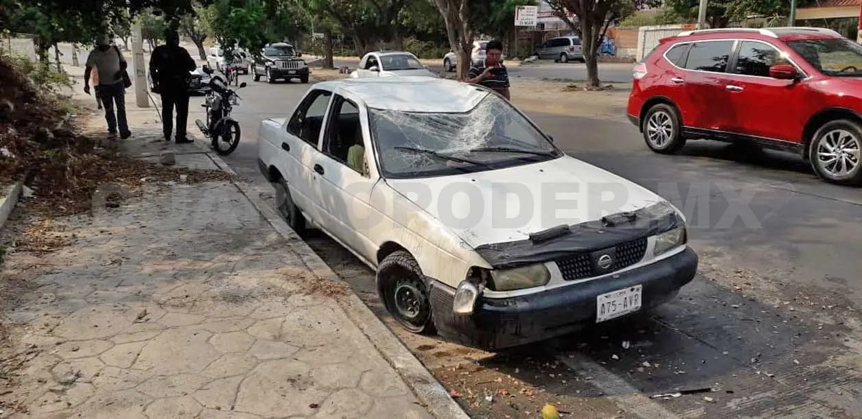 Acelerado conductor vuelca y huye