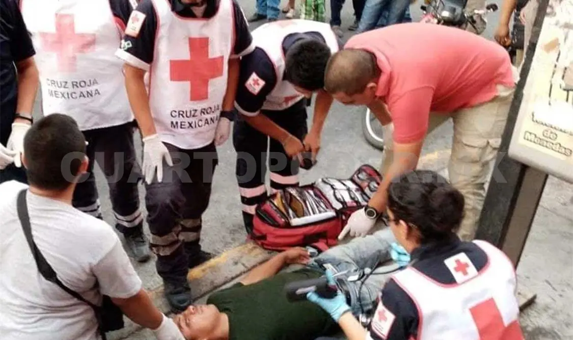 Quedó tirado luego de ser golpeado en riña