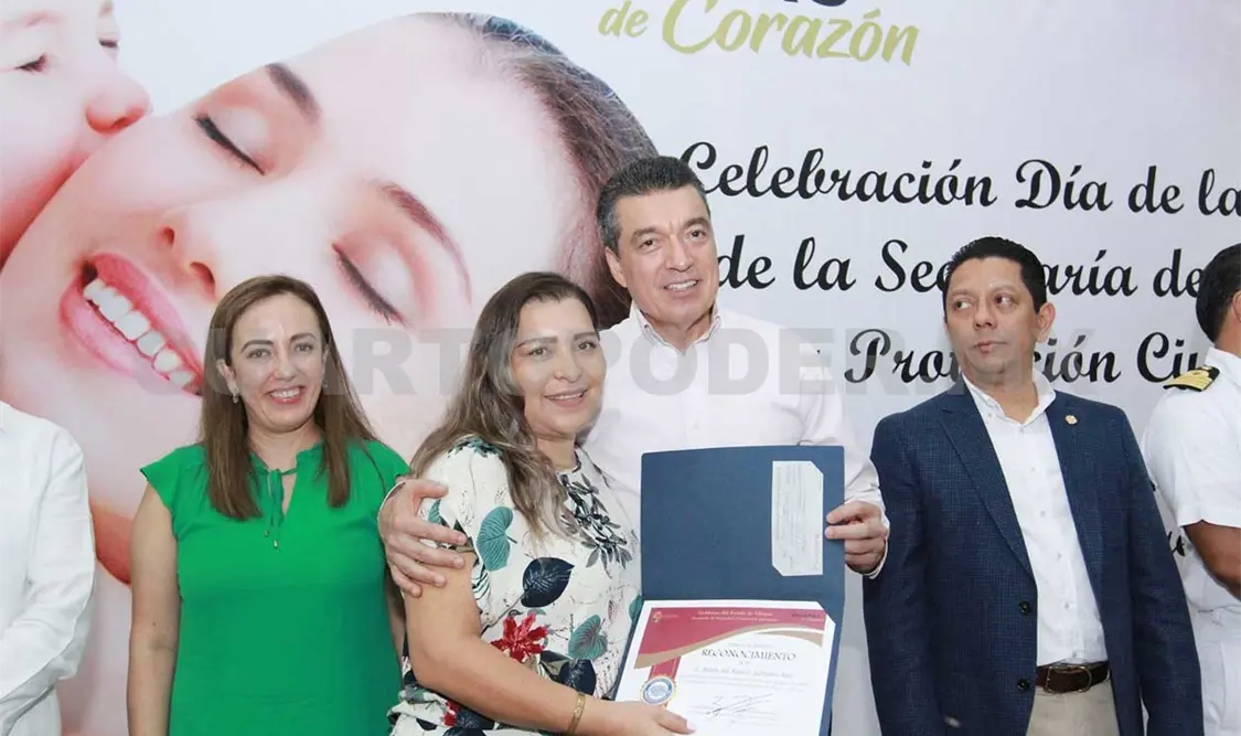 REC celebra con mujeres policías el Día de las Madres