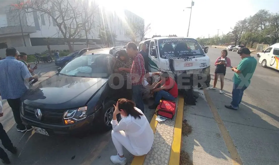 Ocho heridos en choque de colectivo y particular